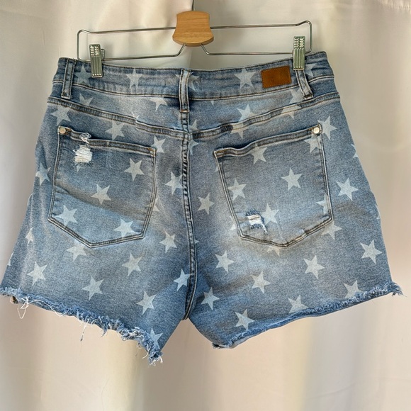 🍃Judy blue 2x distressed Jean shorts - Picture 3 of 3